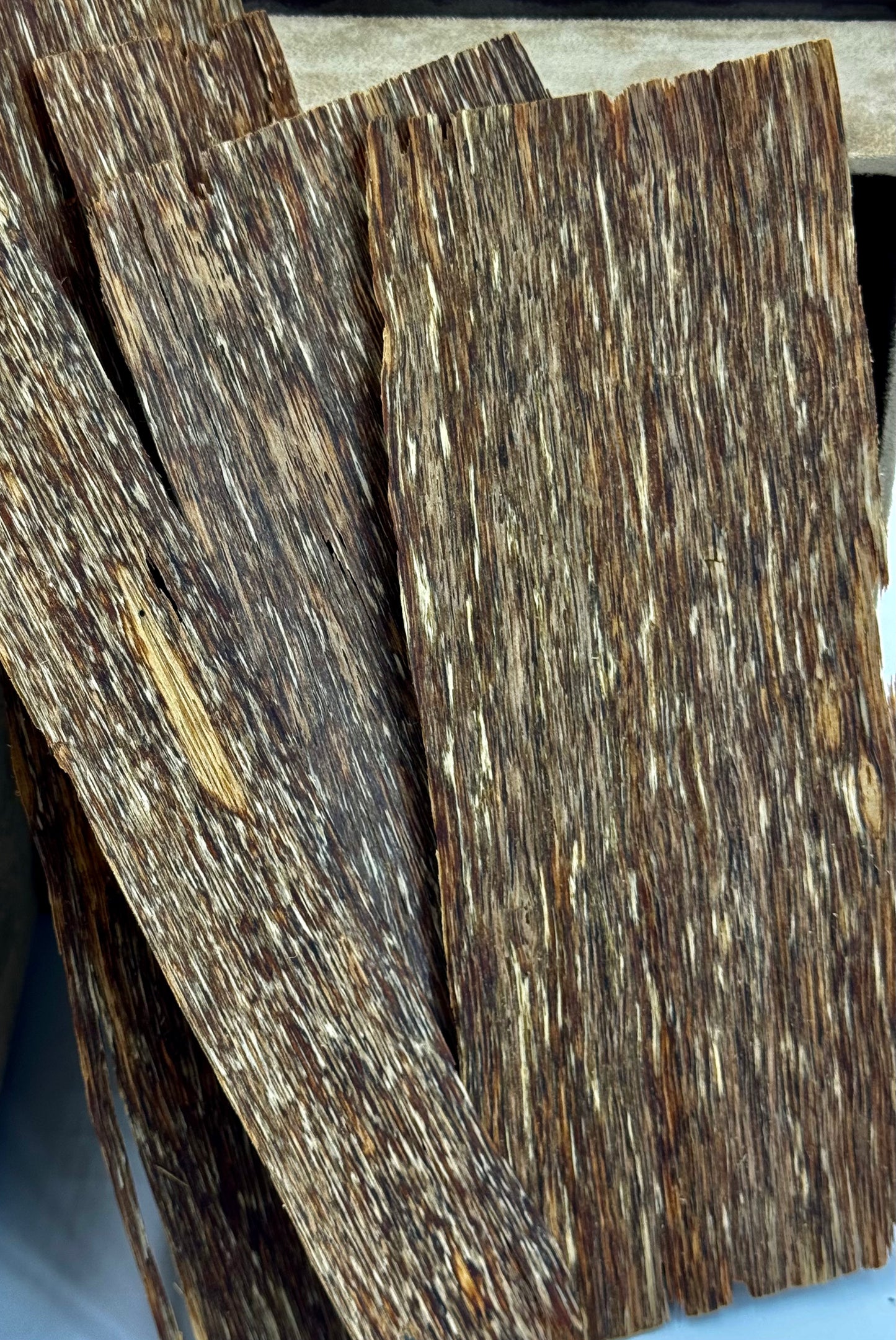 VIP Oud Flakes رقائق العود الفاخر